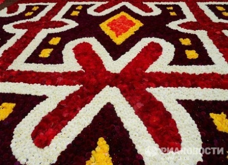 Rất đông khách du lịch và những người yêu hoa tới chiêm ngưỡng tác phẩm tuyệt đẹp này