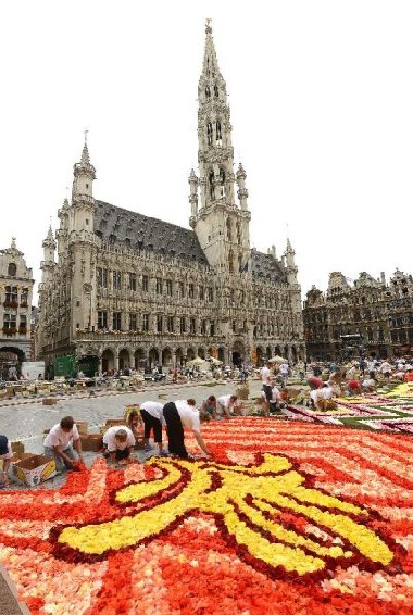 Hàng trăm nhà thiết kế và các tình nguyện viên tham gia kết tấm thảm hoa