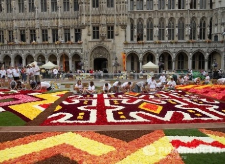 Tấm thảm được thực hiện với nhiều đường nét hoa văn và màu sắc rực rỡ