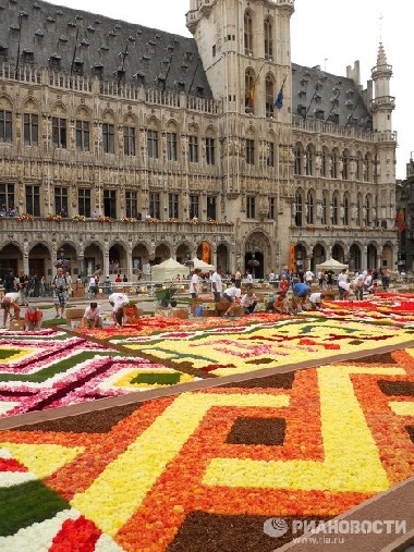 Tấm thảm được thực hiện với nhiều đường nét hoa văn và màu sắc rực rỡ