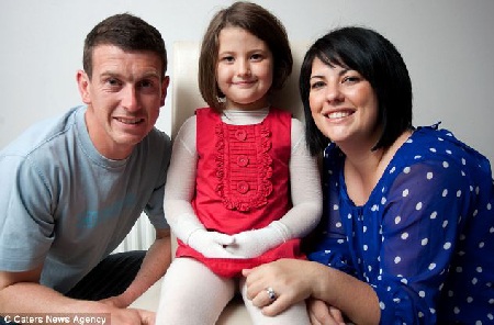 Cô bé Isla bên bố mẹ mình