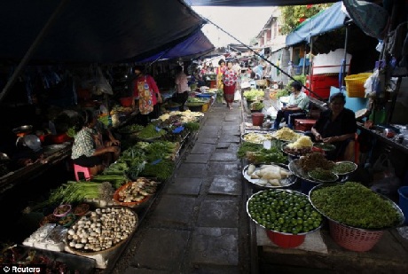 Khu chợ nguy hiểm nhất thế giới ở Thái Lan - 7 Khu chợ Maeklong được coi là chợ nguy hiểm nhất thế giới khi có đường ray tàu hỏa chạy xuyên qua