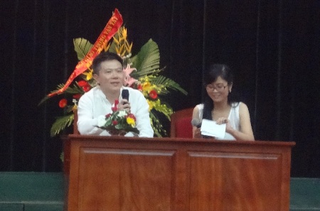 Các bạn sinh viên đang được các cựu du học sinh tư vấn về vấn đề nhà trọ khi sang Pháp du học.