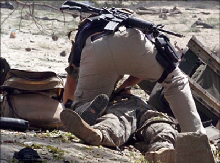 Tháng đẫm máu nhất của Mỹ và NATO tại Afghanistan - 1 Một lính Mỹ cố gắng cứu đồng đội bị thương