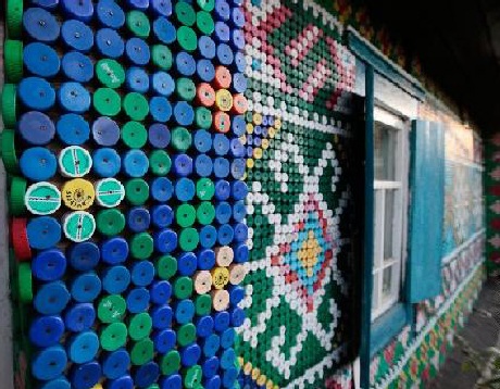 Tuyệt đẹp căn nhà được trang trí từ các nắp chai