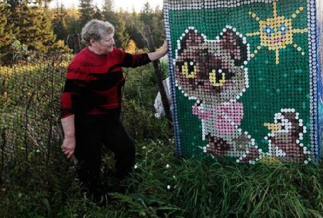 Tuyệt đẹp căn nhà được trang trí từ các nắp chai