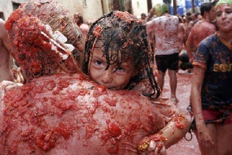 Lễ hội La Tomatina - “Đại chiến đồ ăn” lớn nhất thế giới - 11 Cả trẻ em cũng tham gia