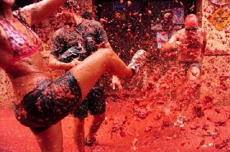 Lễ hội La Tomatina - “Đại chiến đồ ăn” lớn nhất thế giới - 2 Đó thực sự là màn đại chiến Cà chua