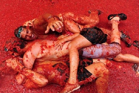 Lễ hội La Tomatina - “Đại chiến đồ ăn” lớn nhất thế giới - 3 Toàn thân nhuốm màu cà chua