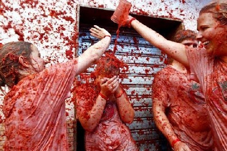 Lễ hội La Tomatina - “Đại chiến đồ ăn” lớn nhất thế giới - 4 Toàn thân nhuốm màu cà chua