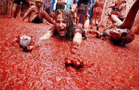 Lễ hội La Tomatina - “Đại chiến đồ ăn” lớn nhất thế giới - 5 Trôi trên dòng sông đỏ