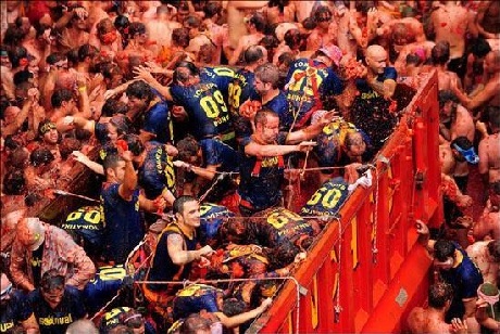 Lễ hội La Tomatina - “Đại chiến đồ ăn” lớn nhất thế giới - 7 Hàng tấn cà chua được sử dụng trong Lễ hội cà chua mỗi năm