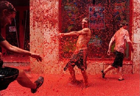 Lễ hội La Tomatina - “Đại chiến đồ ăn” lớn nhất thế giới - 9 Hầu hết người tham gia đều bị xé rách áo hoặc thất lạc giày dép