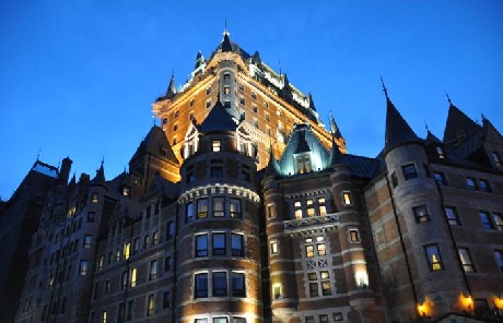 Québec, đêm lung linh và ngày kỳ vĩ - 2 Lâu đài Frontenac với những tháp canh và ô cửa sáng đèn