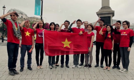 Du học sinh Việt tại Anh hát Quốc ca ngay giữa đường phố London