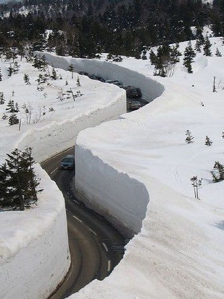  Chính điều này đã góp phần làm lên con đường tuyết độc đáo và ấn tượng nhất trên thế giới.
