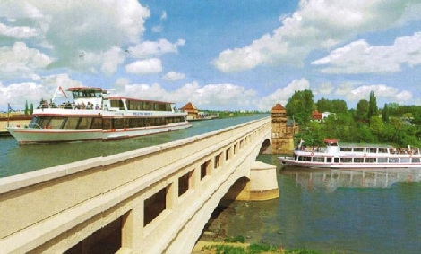 Cầu nằm trên sông Elbe là nơi chuyên chở quan trọng giữa hai vùng Đông Đức và Tây Đức cũ