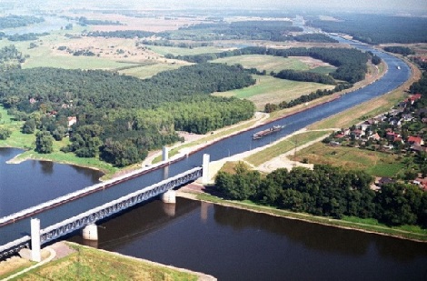 Cầu nằm trên sông Elbe là nơi chuyên chở quan trọng giữa hai vùng Đông Đức và Tây Đức cũ