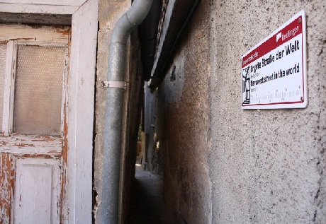  Spreuerhofstrae đã được gắn biển và công nhận là con đường hẹp nhất thế giới.