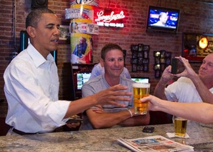 Ai là người cử tri Mỹ muốn uống bia cùng? - 1 Tổng thống Obama uống bia cùng các cử tri Mỹ - Ảnh: T.P.T