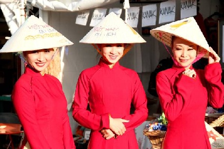 Sinh viên Việt Nam với lễ hội báo Nhân đạo 2012 - 2 Các thiếu nữ Việt Nam duyên dáng trong áo dài truyền thống và nón lá