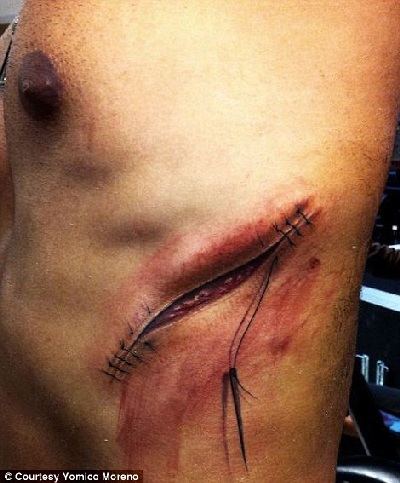 Tác phẩm thể hiện một vết khâu