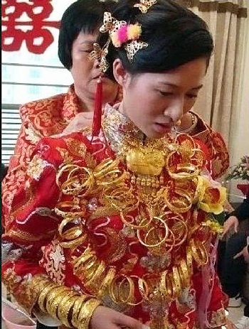 Cô dâu đeo hơn 5 kg vàng trong ngày cưới - 1 Liu Cheng phải có người trợ giúp để đeo hết số trang sức