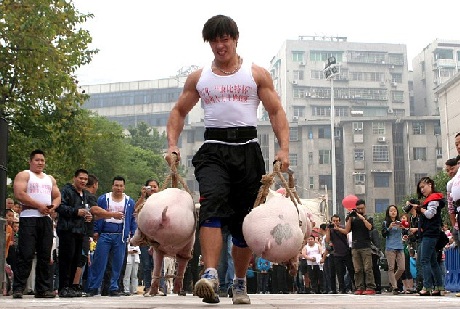 Không khí cuộc thi hết sức náo nhiệt và thu hút đám đông khán giả cổ vũ, reo hò