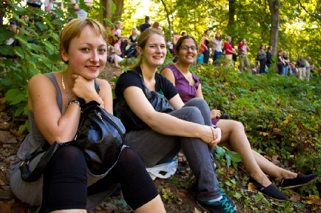 Thú vị cuộc đua “vịt cao su” - 5 Những người dự thi ngồi trên bờ cổ vũ cho chú vịt của mình