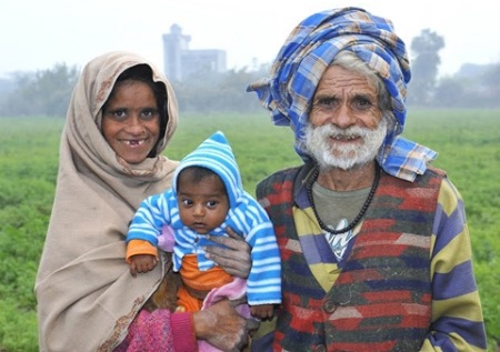 Cụ ông Ấn Độ sinh con ở tuổi... 96 - 1 Cụ Ramajit cùng vợ và đứa con đầu tiên