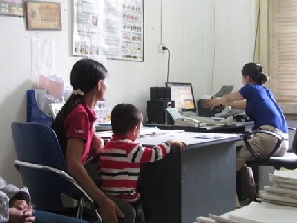 “Hồi sinh nhiệm màu” của người đẹp buôn cá nhiễm HIV - 2 Thủy (bên phải) làm thủ tục cấp thuốc cho bệnh nhân HIV/AIDS. Ảnh: Quang Long.