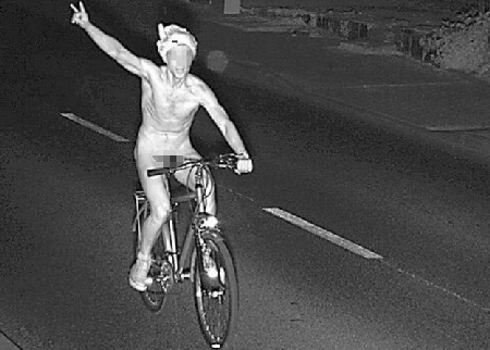 Hình ảnh Piotr Chmielewski bị camera cảnh sát ghi lại