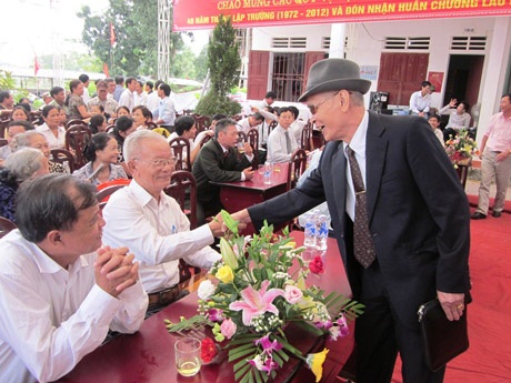 Từ nước Nga về thăm trường cũ - 2 Niềm vui hội ngộ dưới mái trường này…