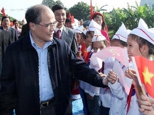 "Đoàn kết là văn hóa, là động lực của sự phát triển" - 1 Chủ tịch Quốc hội Nguyễn Sinh Hùng với nhân dân thôn Thọ Lão. (Ảnh: Nhan Sáng/TTXVN)