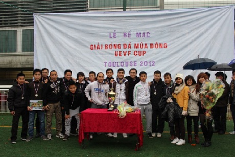 Sôi động và hấp dẫn giải bóng đá DHS tại Toulouse - 3 Đội Gió Lào giành giải Nhì