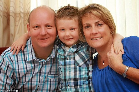 Gặp cậu bé có cử động “hai tay như một” - 2 Ethan cùng bố mẹ