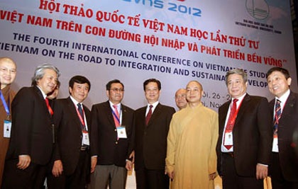 Thủ tướng: “Cần cho thế giới biết một Việt Nam phát triển thành công” - 3 Thủ tướng Nguyễn Tấn Dũng và các đại biểu dự Hội thảo. VGP/Nhật Bắc