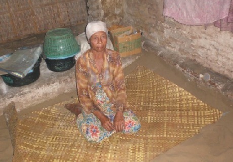 Kỳ lạ nơi người dân thích ngủ trên cát hơn trên giường - 3 Cát từ lâu đã trở nên khá thân thiện với người dân