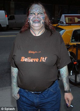 Người đàn ông tự "biến mình thành mèo" qua đời - 2 “Người đàn ông mèo” bị phát hiện chết trong nhà riêng hôm 5/11