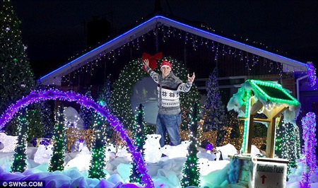 Dùng 60.000 bóng đèn để trang trí nhà đón Giáng sinh - 2 Dùng 60.000 bóng đèn để trang trí nhà đón Giáng sinh