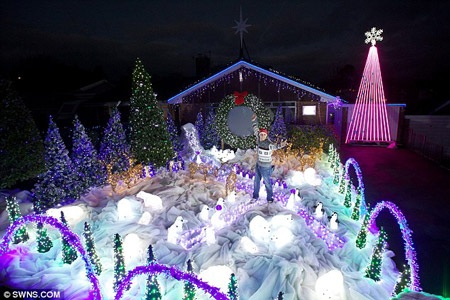 Dùng 60.000 bóng đèn để trang trí nhà đón Giáng sinh - 3 Dùng 60.000 bóng đèn để trang trí nhà đón Giáng sinh