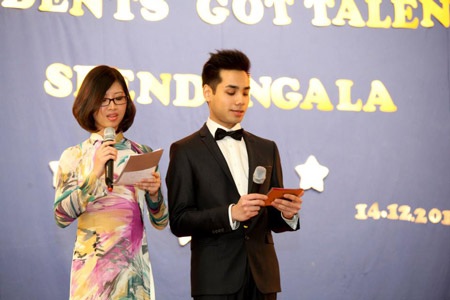 DHS tại Leipzig (Đức): Đón Giáng sinh sớm bằng Tài năng và Tấm lòng - 1 Đúng 19h30, 2 MC Thu Hiền và Michael Hoàng tuyên bố chương trình bắt đầu (Ảnh: Phúc Hồ)