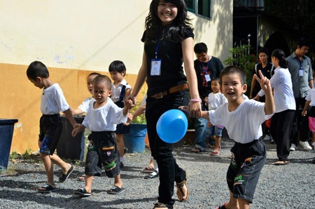 Đem tình cảm của người Việt trẻ ở Úc về với trẻ mồ côi trong dịp Tết 2012 - Ảnh: MOVSA