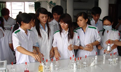 Dược sỹ Việt Nam và thế giới: Học tập – Việc làm – Thu nhập - 1 Học viên ngành Dược sỹ đang trong giờ thực tập