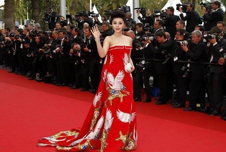 Taraneh Alidoosi vẫn vô cùng gợi cảm trong trang phục truyền thống.