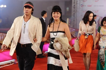 Diễn viên Võ Hoài Nam với bộ trang phục hoàn toàn không hợp với tính chất của sự kiện LHP quốc tế.