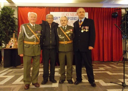 Đại sứ Nguyễn Hoằng (trái) tặng hoa cho Chủ tịch CLB Cựu chiến binh Âu Văn Yên