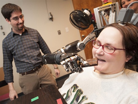 Bà Jan Scheuermann dùng ý nghĩ điều khiển cánh tay robot đưa socola vào miệng