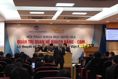 Hội thảo khoa học quốc gia về “Quản trị quan hệ khách hàng” - 2 Chuyên gia tư vấn Chiến lược của VPAR: ông Kenji Kohga (Nhật Bản) trình bày tham luận