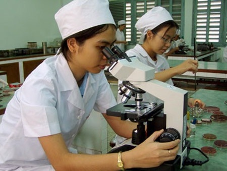 Đào tạo nhân lực KHCB: Cần cơ chế Nhà nước đặt hàng - 1 Số sinh viên theo học các ngành Khoa học cơ bản ngày càng giảm sút